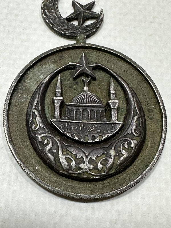 OSMANLI DÖNEMİ ÇOK NADİR CAMİ RESİMLİ VE AY YILDIZLI GÜMÜŞ NİŞANE