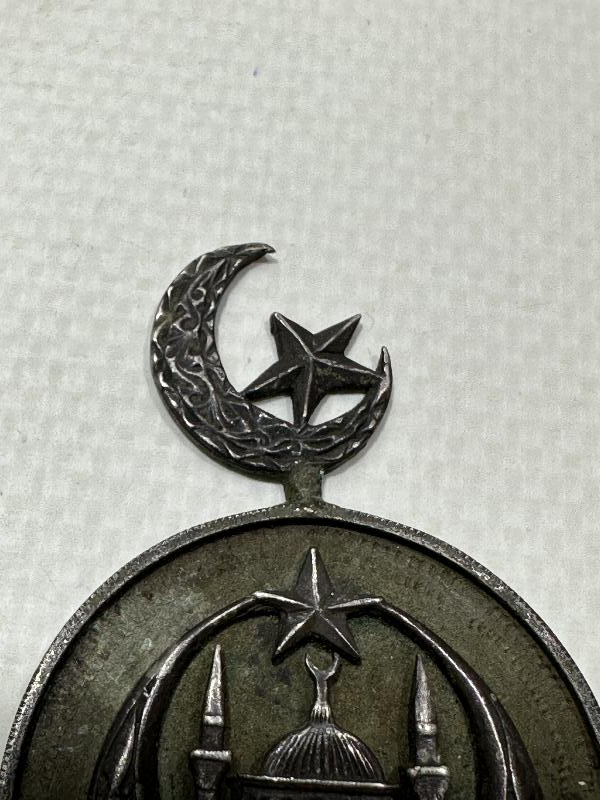 OSMANLI DÖNEMİ ÇOK NADİR CAMİ RESİMLİ VE AY YILDIZLI GÜMÜŞ NİŞANE