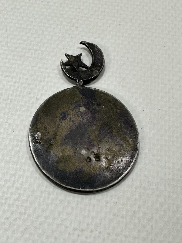 OSMANLI DÖNEMİ ÇOK NADİR CAMİ RESİMLİ VE AY YILDIZLI GÜMÜŞ NİŞANE