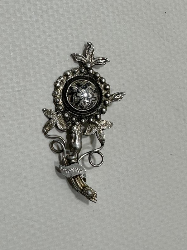 OSMANLI DÖNEMİ SORGUÇ FORMLU SAVATLI GÜMÜŞ BROŞ