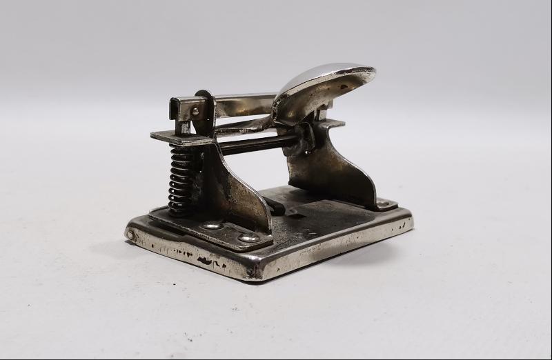 1930'LARDAN T.C. HÜKÜMETİ YAZILI METAL KAĞIT DELGECİ