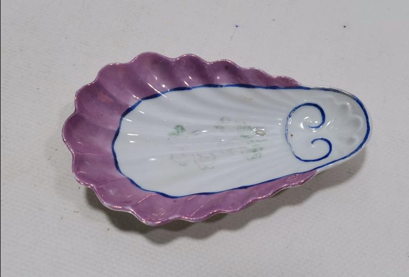 M. DECUGIS CONSTANTINOPLE DAMGALI PORSELEN SABUNLUK