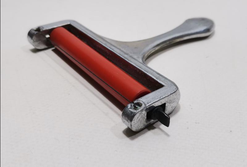 MUTFAK KÜLTÜRÜ: KATALİN GÖVDELİ HAMUR AÇMA VE KESME EL ALETİ 