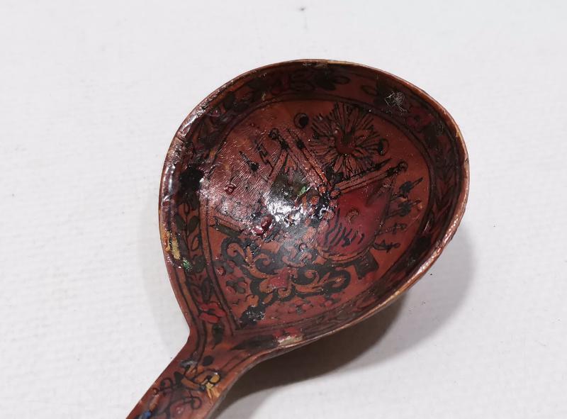 OSMANLI DÖNEMİ DEVLET ARMALI VE OSMANLICA YAZILI EL BOYAMA NADİR AHŞAP KAŞIK