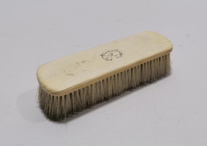 OSMANLI DÖNEMİ ÜZERİ İNİSİYALLİ FİL DİŞİ ELBİSE FIRÇASI