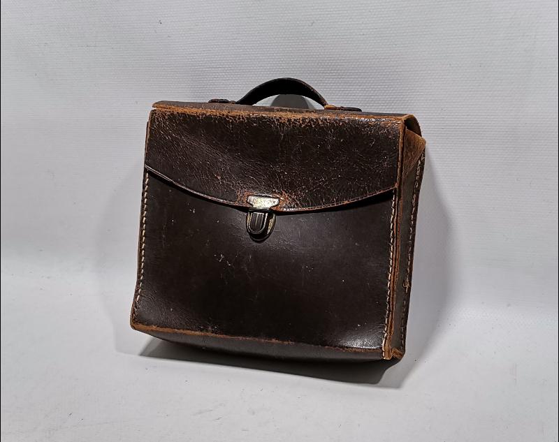 TIP TARİHİ: ORJİNAL DERİ KUTUSUNDA TANSİYON ALETİ VE STETESKOP