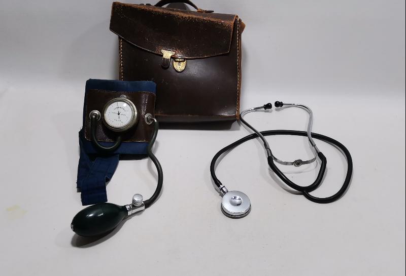 TIP TARİHİ: ORJİNAL DERİ KUTUSUNDA TANSİYON ALETİ VE STETESKOP