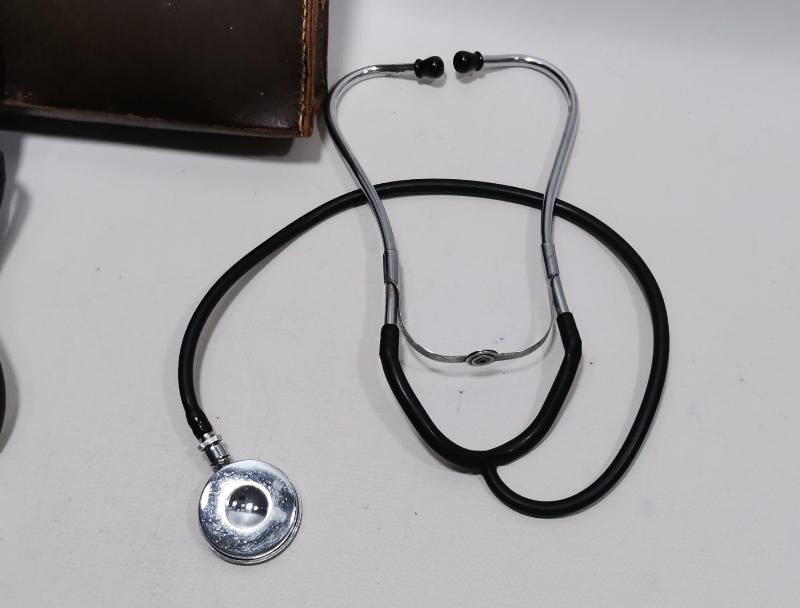 TIP TARİHİ: ORJİNAL DERİ KUTUSUNDA TANSİYON ALETİ VE STETESKOP