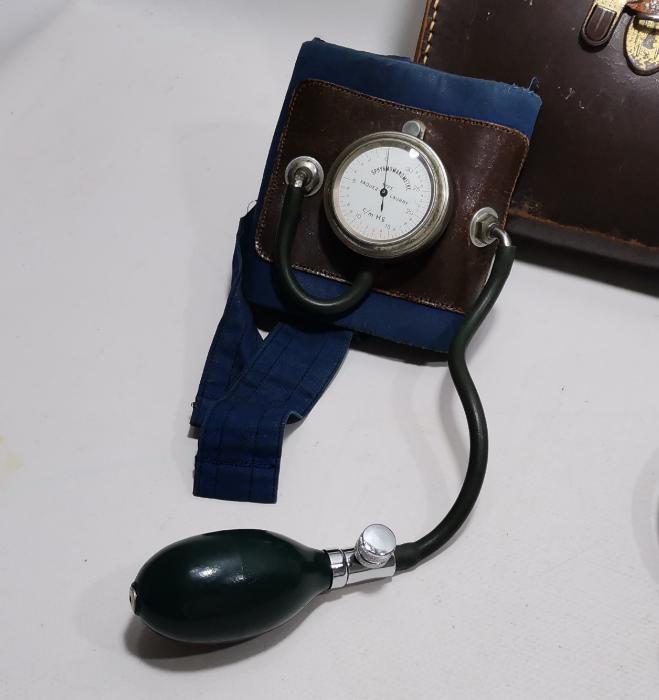 TIP TARİHİ: ORJİNAL DERİ KUTUSUNDA TANSİYON ALETİ VE STETESKOP