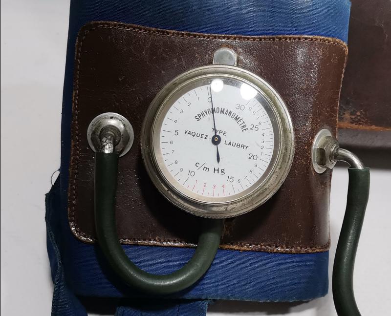 TIP TARİHİ: ORJİNAL DERİ KUTUSUNDA TANSİYON ALETİ VE STETESKOP