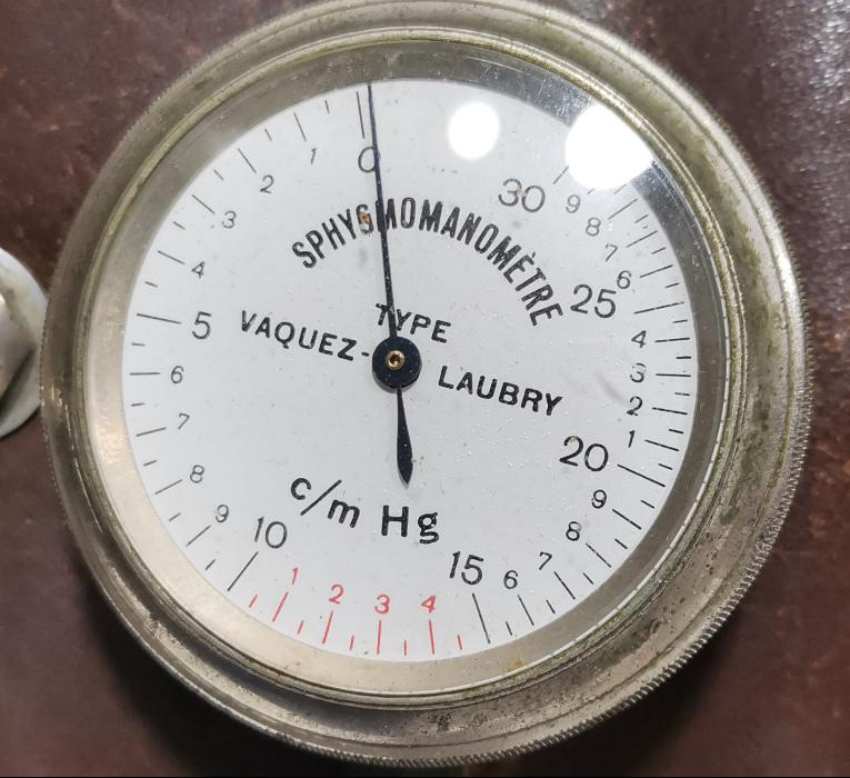 TIP TARİHİ: ORJİNAL DERİ KUTUSUNDA TANSİYON ALETİ VE STETESKOP