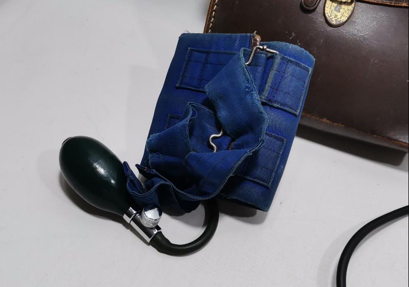 TIP TARİHİ: ORJİNAL DERİ KUTUSUNDA TANSİYON ALETİ VE STETESKOP