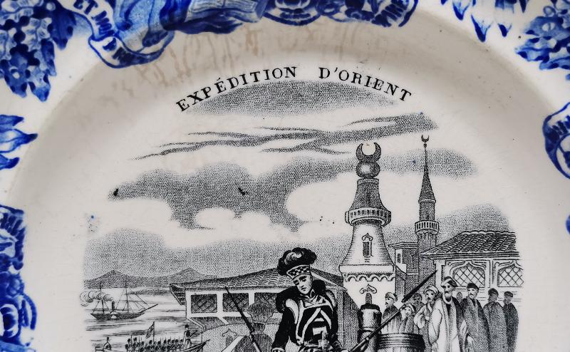 ÇANAKKALE SAVAŞI GELİBOLU'YA İNGİLİZ ASKERLERİNİN ÇIKARMASI KONULU ÇOK NADİR PORSELEN TABAK