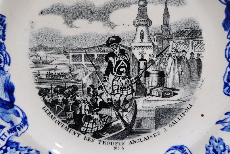ÇANAKKALE SAVAŞI GELİBOLU'YA İNGİLİZ ASKERLERİNİN ÇIKARMASI KONULU ÇOK NADİR PORSELEN TABAK