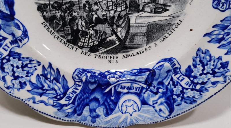 ÇANAKKALE SAVAŞI GELİBOLU'YA İNGİLİZ ASKERLERİNİN ÇIKARMASI KONULU ÇOK NADİR PORSELEN TABAK