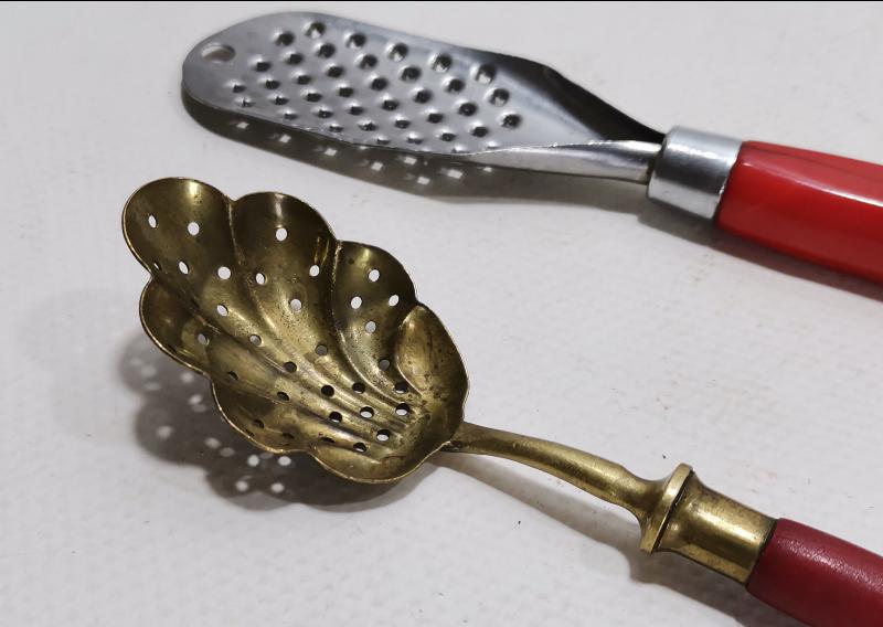 MUTFAK KÜLTÜRÜ: KATALİN SAPLI ANTİKA SÜZGEÇ VE RENDE