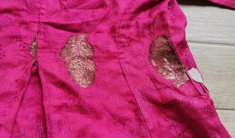 OSMANLI DÖNEMİ ALTIN SIRMA İŞLEMELİ İPEK ELMASİYE KADIN ELBİSESİ