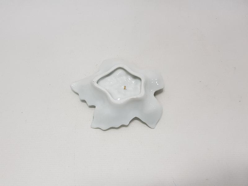 OSMANLI DÖNEMİ YAPRAK FORMLU PORSELEN KÜL TABLASI