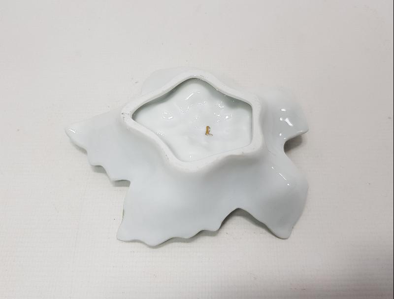 OSMANLI DÖNEMİ YAPRAK FORMLU PORSELEN KÜL TABLASI