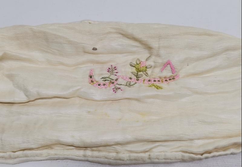 OSMANLICA İNİSİYALLİ BİR ÇİFT YASTIK BAŞI