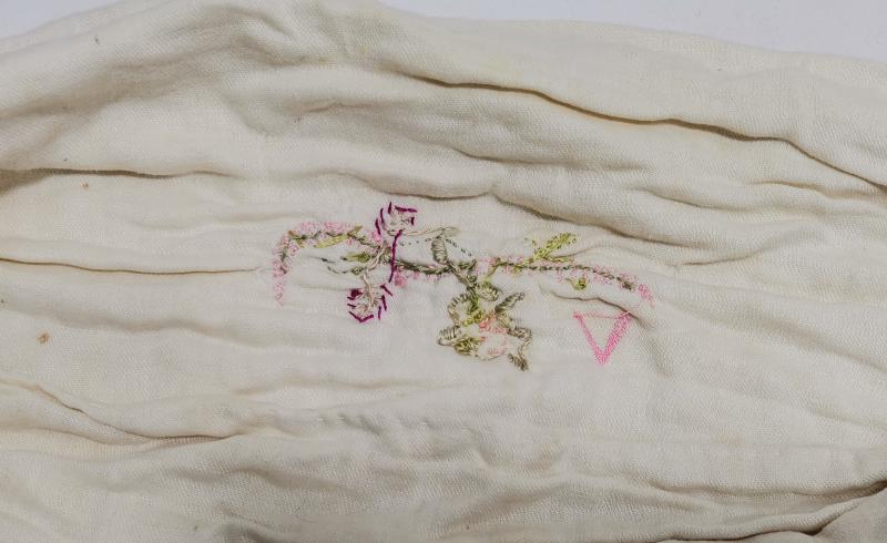 OSMANLICA İNİSİYALLİ BİR ÇİFT YASTIK BAŞI