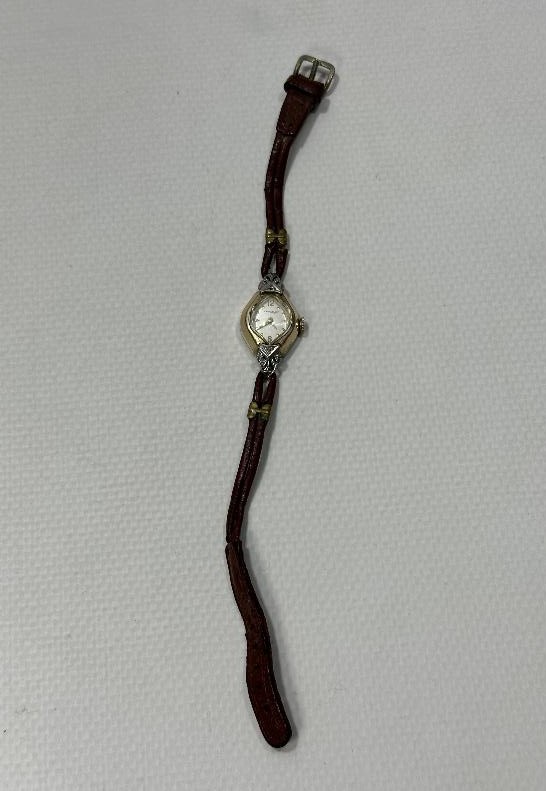 ANTİKA CARAVELLE MARKA ALTIN KAPLAMA KURMALI BAYAN KOL SAATİ 