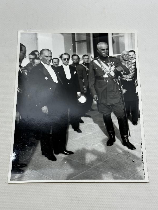 ATATÜRK, İRAN ŞAHI RIZA PEHLEVİ VE DEVLET ERKANI EŞLERİYLE ORJİNAL FOTOĞRAF