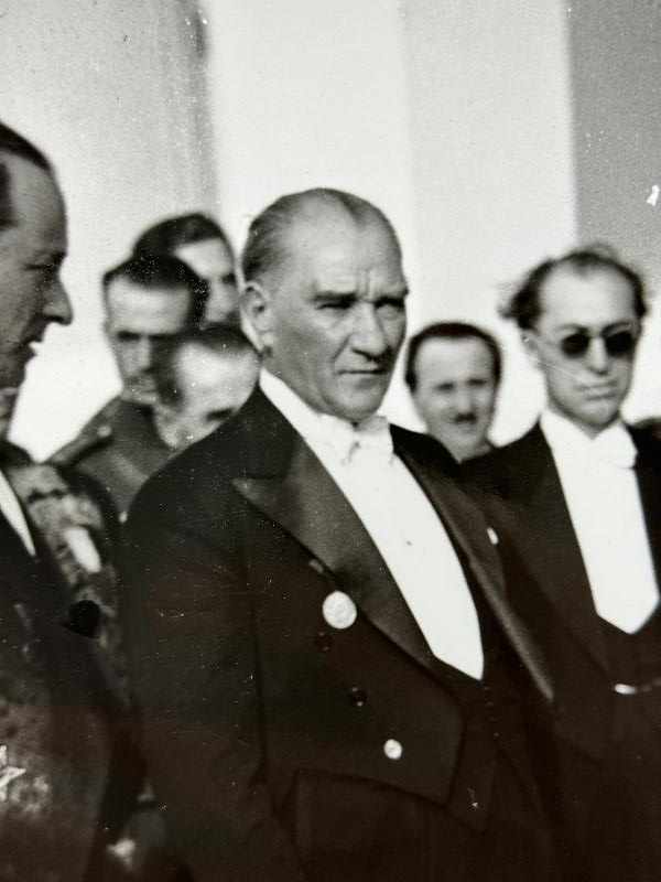 ATATÜRK, İRAN ŞAHI RIZA PEHLEVİ VE DEVLET ERKANI EŞLERİYLE ORJİNAL FOTOĞRAF
