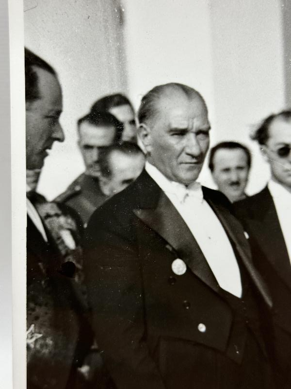 ATATÜRK, İRAN ŞAHI RIZA PEHLEVİ VE DEVLET ERKANI EŞLERİYLE ORJİNAL FOTOĞRAF