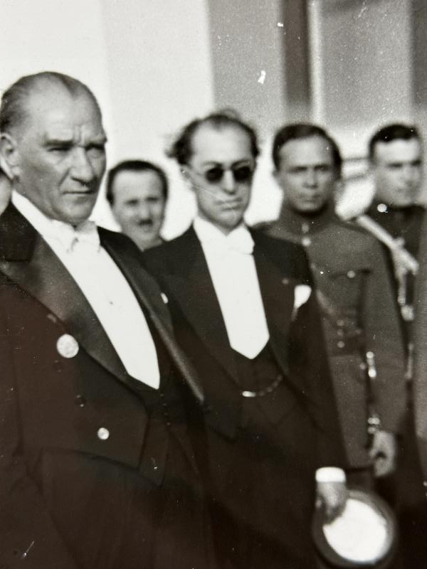 ATATÜRK, İRAN ŞAHI RIZA PEHLEVİ VE DEVLET ERKANI EŞLERİYLE ORJİNAL FOTOĞRAF