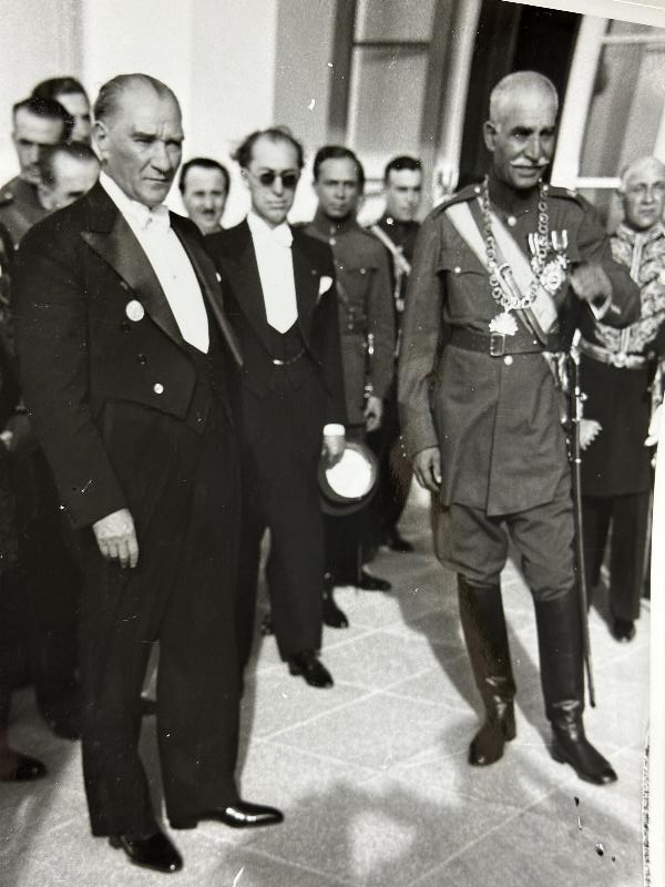 ATATÜRK, İRAN ŞAHI RIZA PEHLEVİ VE DEVLET ERKANI EŞLERİYLE ORJİNAL FOTOĞRAF