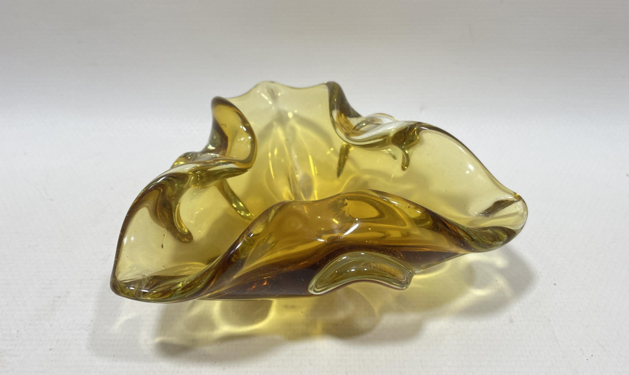 ÇINAR YAPRAĞI FORMUNDA YAPILMIŞ YERLİ MURANO ANTİKA KÜLLÜK