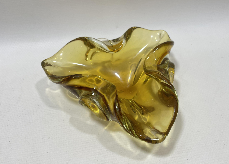 ÇINAR YAPRAĞI FORMUNDA YAPILMIŞ YERLİ MURANO ANTİKA KÜLLÜK