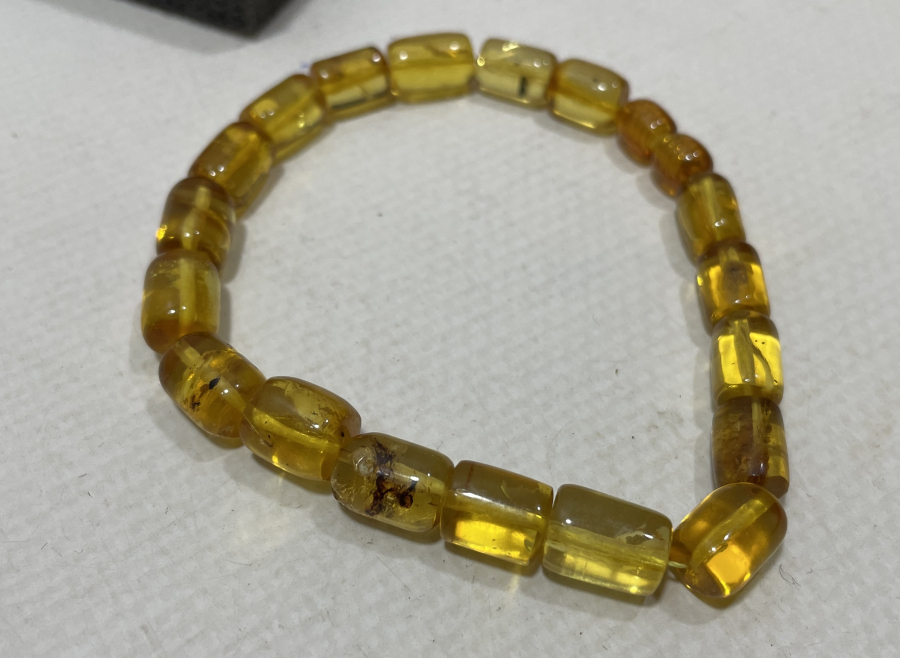 İÇİNDE BİTKİ VE HAYVAN FOSİLLERİ BULUNAN ÇOK NADİR DAMLA KEHRİBAR BİLEKLİK