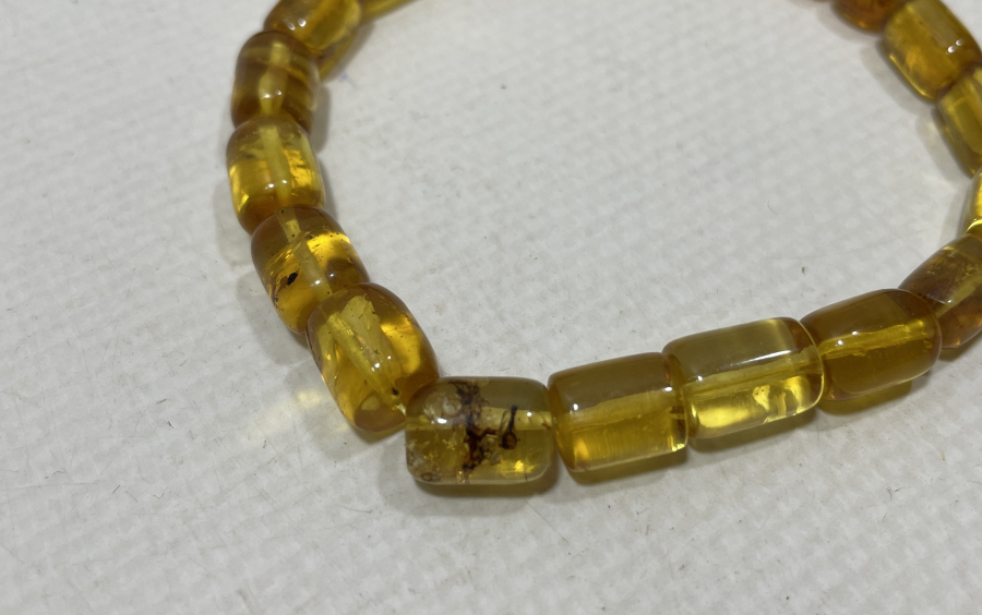 İÇİNDE BİTKİ VE HAYVAN FOSİLLERİ BULUNAN ÇOK NADİR DAMLA KEHRİBAR BİLEKLİK