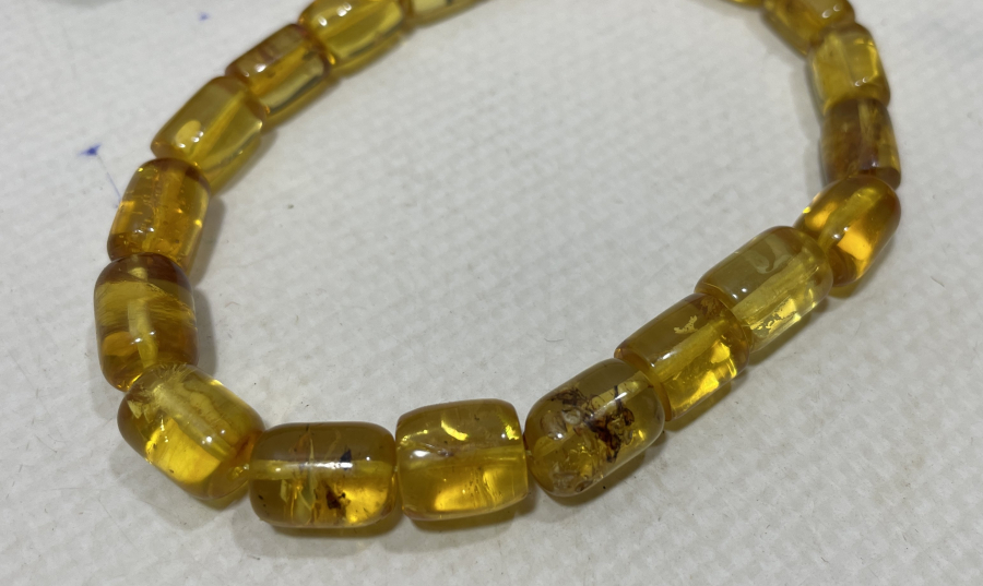 İÇİNDE BİTKİ VE HAYVAN FOSİLLERİ BULUNAN ÇOK NADİR DAMLA KEHRİBAR BİLEKLİK