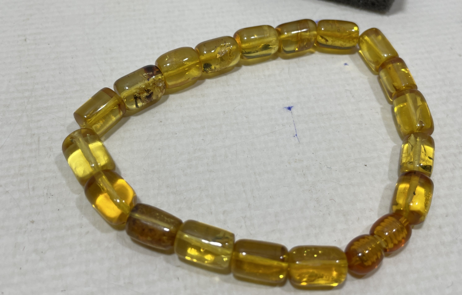 İÇİNDE BİTKİ VE HAYVAN FOSİLLERİ BULUNAN ÇOK NADİR DAMLA KEHRİBAR BİLEKLİK