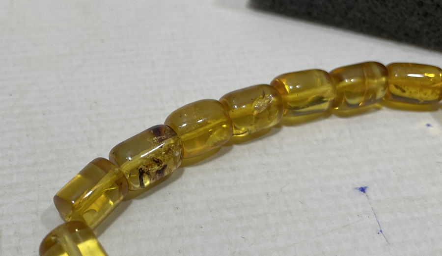 İÇİNDE BİTKİ VE HAYVAN FOSİLLERİ BULUNAN ÇOK NADİR DAMLA KEHRİBAR BİLEKLİK