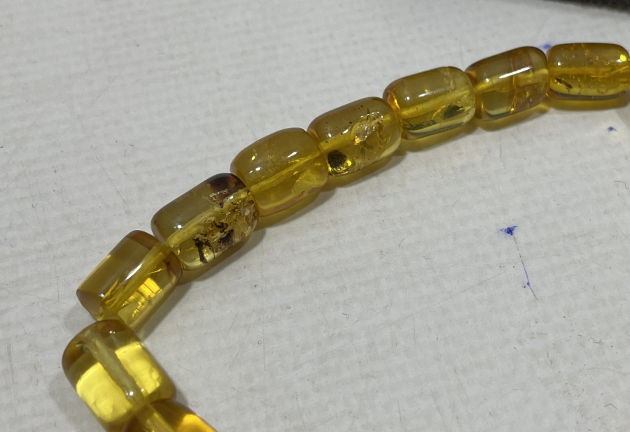 İÇİNDE BİTKİ VE HAYVAN FOSİLLERİ BULUNAN ÇOK NADİR DAMLA KEHRİBAR BİLEKLİK