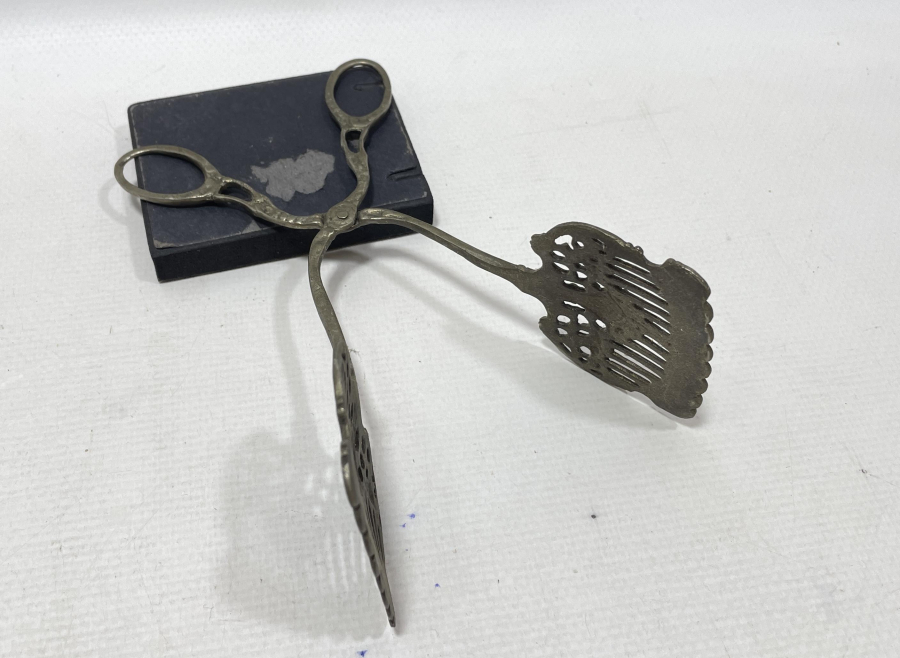 KABARTMA İŞÇİLİKLİ GÜMÜŞ KAPLAMA ANTİKA SERVİS MAŞASI