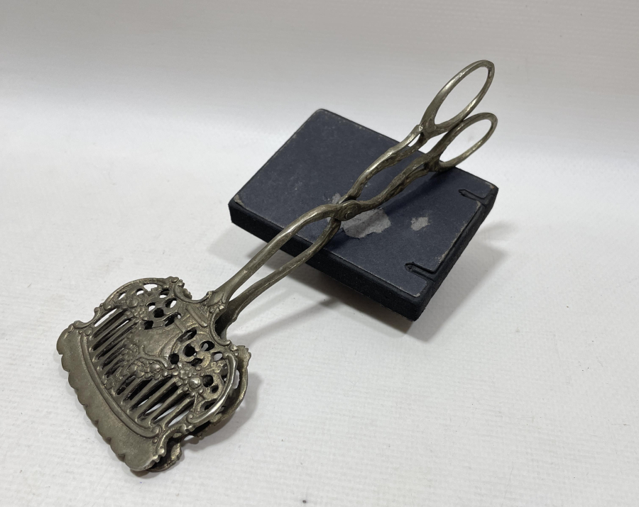 KABARTMA İŞÇİLİKLİ GÜMÜŞ KAPLAMA ANTİKA SERVİS MAŞASI