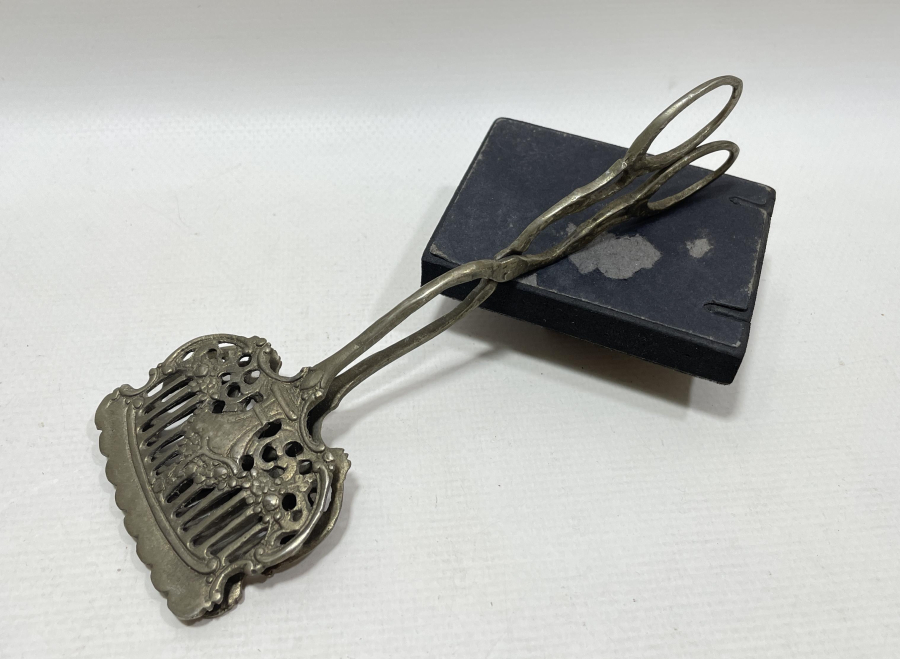 KABARTMA İŞÇİLİKLİ GÜMÜŞ KAPLAMA ANTİKA SERVİS MAŞASI