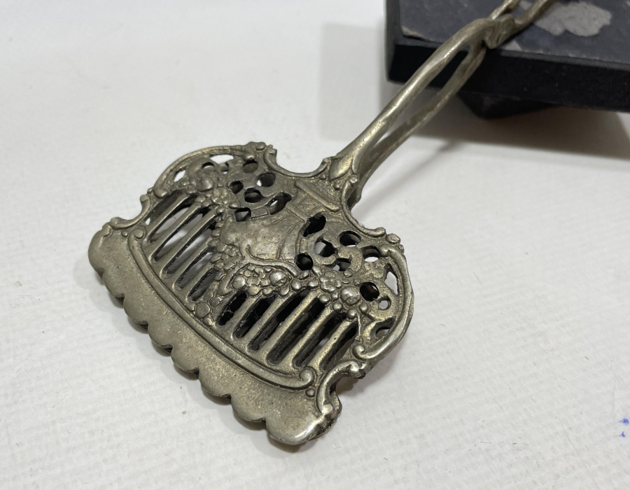 KABARTMA İŞÇİLİKLİ GÜMÜŞ KAPLAMA ANTİKA SERVİS MAŞASI