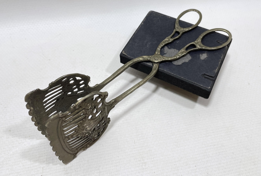 KABARTMA İŞÇİLİKLİ GÜMÜŞ KAPLAMA ANTİKA SERVİS MAŞASI