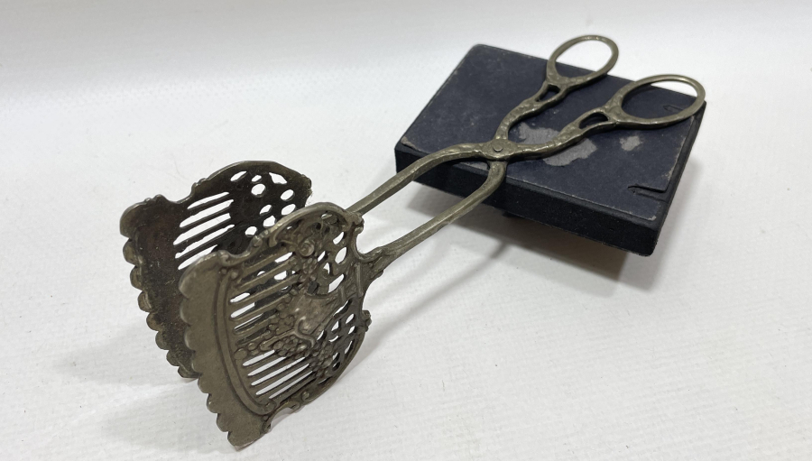 KABARTMA İŞÇİLİKLİ GÜMÜŞ KAPLAMA ANTİKA SERVİS MAŞASI