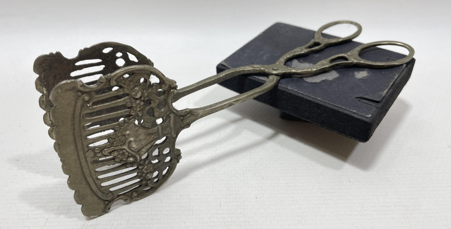 KABARTMA İŞÇİLİKLİ GÜMÜŞ KAPLAMA ANTİKA SERVİS MAŞASI