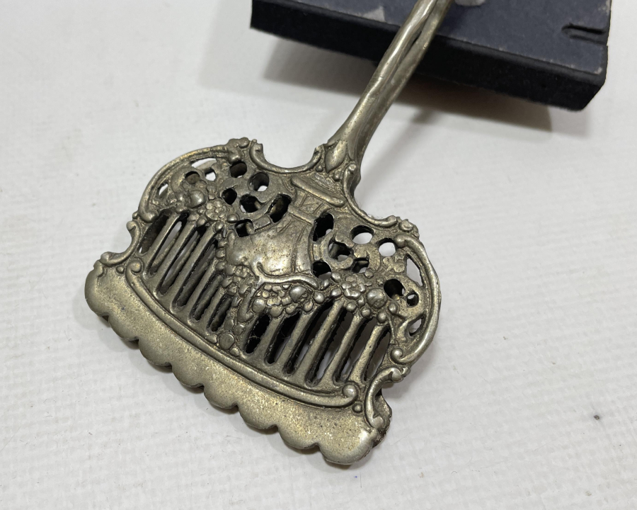 KABARTMA İŞÇİLİKLİ GÜMÜŞ KAPLAMA ANTİKA SERVİS MAŞASI