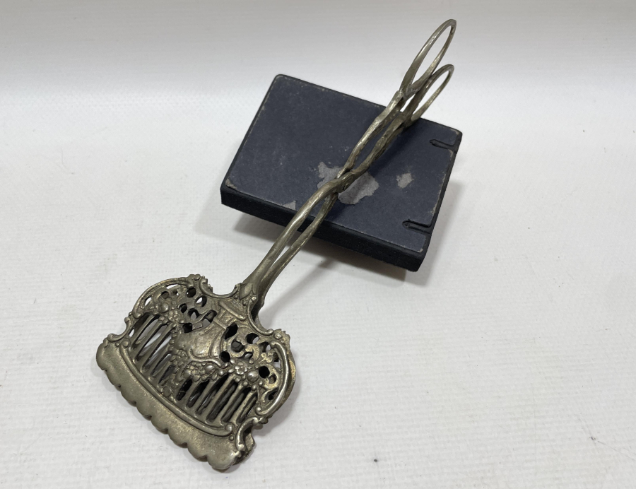 KABARTMA İŞÇİLİKLİ GÜMÜŞ KAPLAMA ANTİKA SERVİS MAŞASI