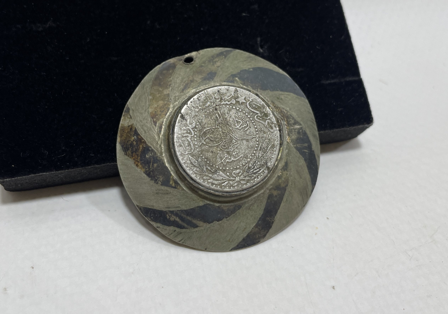 ÜZERİNDE OSMANLI PARASI BULUNAN OSMANLI DÖNEMİ ÇARK-I FELEK FİGÜRLÜ KOLYE UCU