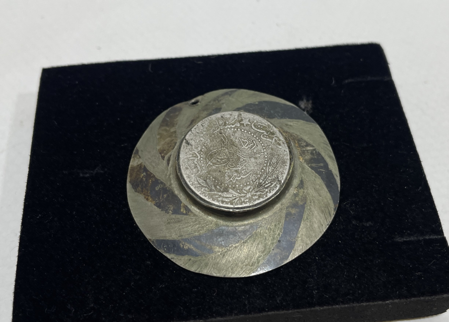 ÜZERİNDE OSMANLI PARASI BULUNAN OSMANLI DÖNEMİ ÇARK-I FELEK FİGÜRLÜ KOLYE UCU